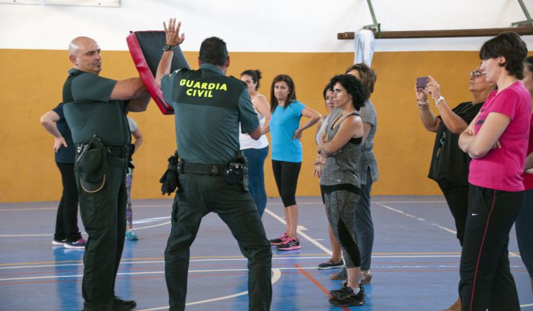 La Guardia Civil de Salamanca organiza el primer taller de defensa personal contra la violencia de género. - Formación para opositores de Policía Nacional y Guardia Civil | Academia Centro 1 Academia Centro en Alicante, formación para oposiciones de Policía Nacional y Guardia Civil, acceso físico y temario para preparación